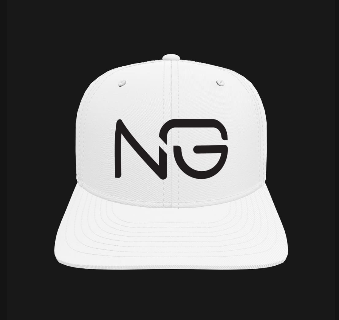 A white hat with the letters ng on it